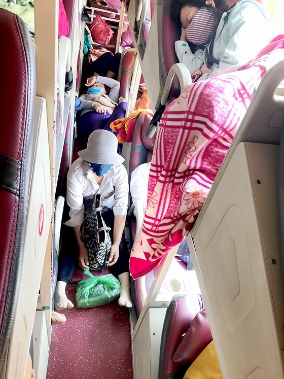 Passengers in a coach from Ninh Thuan to HCMC (Photo: SGGP)