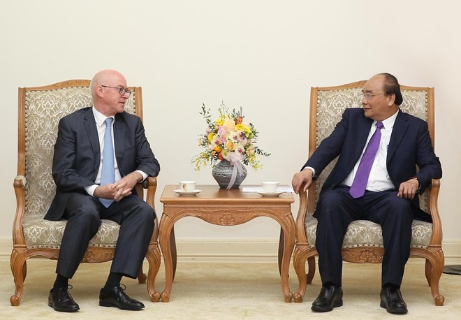 Prime Minister Nguyen Xuan Phuc (R) receives chief representative of the International Monetary Fund (IMF) in Vietnam Jonathan Dunn (Photo: VNA)