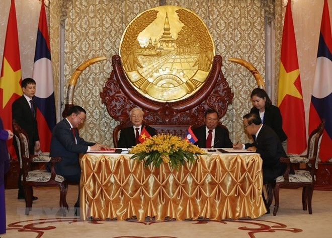 Top leaders of Vietnam and Laos hold talks in Vientiane ảnh 1