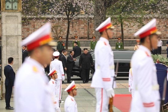 DPRK Chairman Kim Jong-un leaves Hanoi ảnh 10