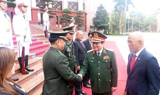 Philippine defence secretary Lorenzana pays visit to Vietnam ảnh 1