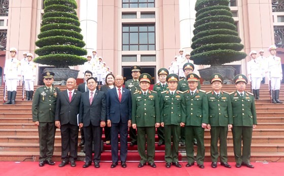 Philippine defence secretary Lorenzana pays visit to Vietnam ảnh 2