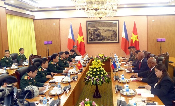 Philippine defence secretary Lorenzana pays visit to Vietnam ảnh 3