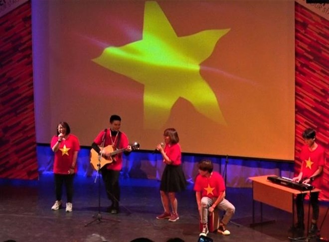 A performance of Vietnamese students of RUDN University at the event (Photo: VNA)