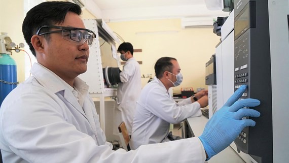 PhD. Nguyen Van My at the Center for Research of Nanostructured Materials and Molecules (Photo: SGGP)