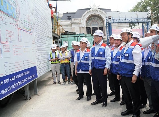Prime Minister inspects construction site of first metro line in HCMC ảnh 2