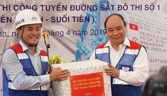 Prime Minister inspects construction site of first metro line in HCMC ảnh 5