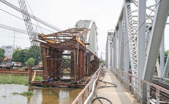 New railway bridge continues running behind schedule in HCMC ảnh 1