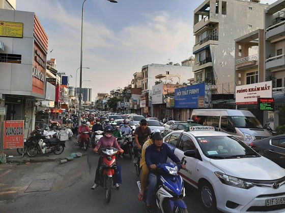 Holidaymakers rush to coach stations in HCMC ảnh 4