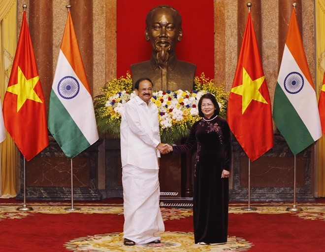 Vice President Dang Thi Ngoc Thinh (R) shakes hands with Vice President of India Venkaiah Naidu (Photo: VNA)