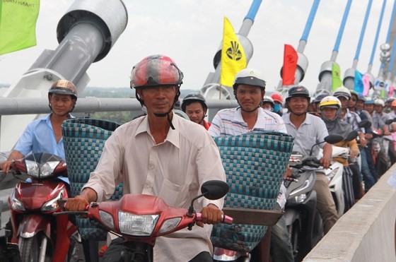 Vam Cong bridge open to traffic in Mekong Delta ảnh 8