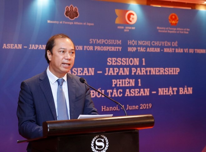 Vietnamese Deputy Foreign Minister Nguyen Quoc Dung speaks at the symposium themed “ASEAN-Japan Cooperation for Prosperity” in Hanoi on June 4 (Photo: VNA)