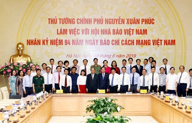 Prime Minister Nguyen Xuan Phuc on June 19 asked the press offices to manifest their core values of providing verified news and intensify the fight against fabrications as well as fake news. (Photo: VNA)