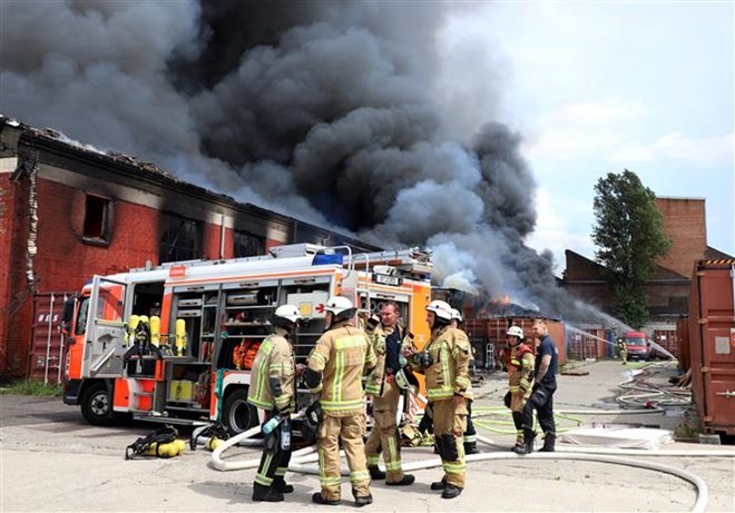 Fire fighters works to control the fire (Photo: VNA)