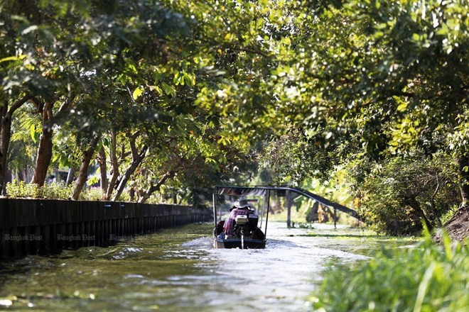 A boat in Klong Mahasawat in Nakhon Pathom province (Photo: www.bangkokpost.com)