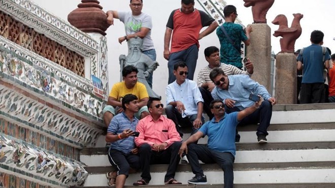 Foreign tourists pose for photos at Wat Arun, or the Temple of Dawn in Thailand (Photo: Bangkok Post)