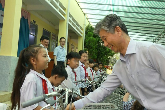 SGGP, Korean Air hold mid-autumn festival in Ben Tre ảnh 2