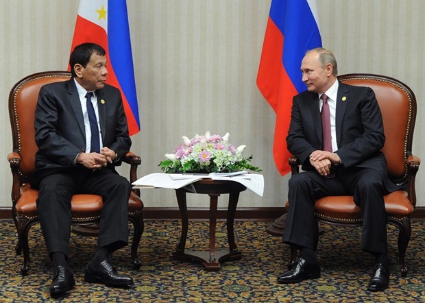 Philippine President Rodrigo Duterte (L) and his Russian counterpart Vladimir Putin at a meeting in Lima, Peru, on November 19, 2016 (Photo: AFP/VNA)