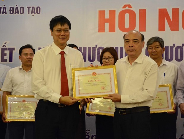 Organisations and 80 individuals receive certificates of merit from the Ministry of Education and Training at the conference (Source: VNA)
