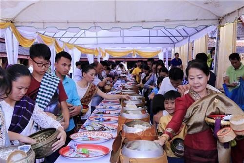 Lao Buddhist followers flocked to pagodas near their houses on October 13 for Bun Ork Phansa that marks the end of Buddhist Lent or three-month retreat during the rainy season. (Photo: VNA) 