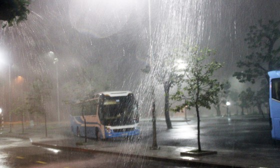 Typhoon Matmo nears Central Vietnam, unleashing heavy rains ảnh 2