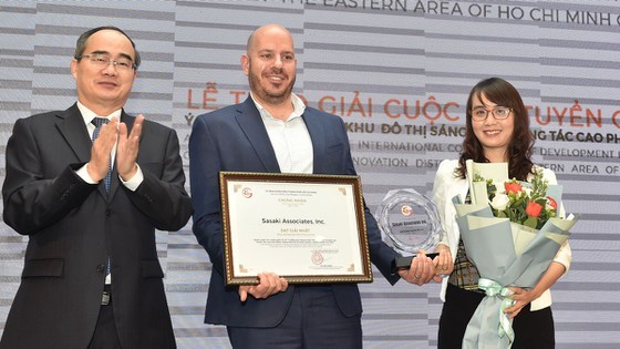 City Party Chief awards first prize to U.S. firm in innovation district contest ảnh 2
