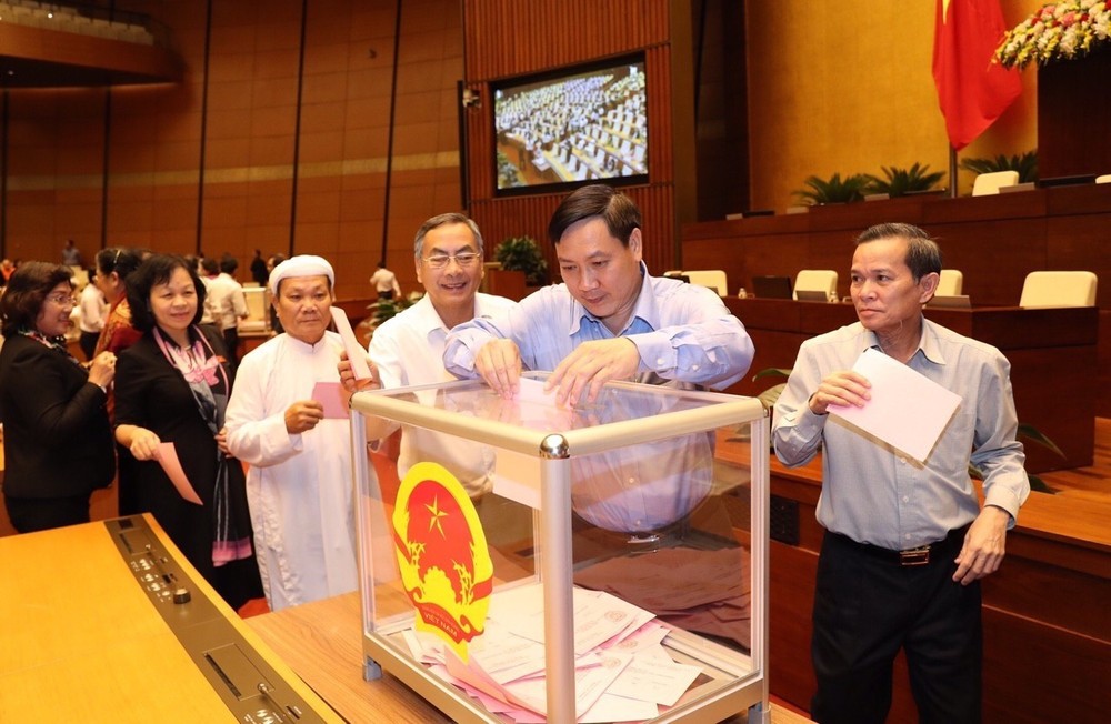 Legislators cast their ballots on the dismissal of the two officials on November 22 (Photo: VNA)