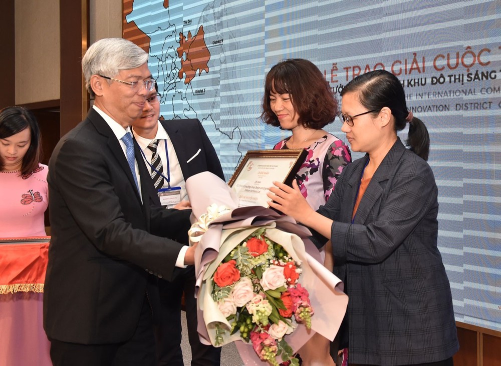 City Party Chief awards first prize to U.S. firm in innovation district contest ảnh 4