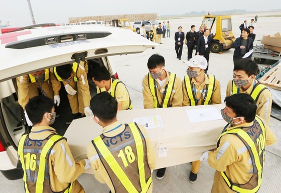 First remains of Essex lorry victims arrive in Hanoi ảnh 3