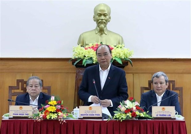 Prime Minister Nguyen Xuan Phuc (C) at the working session (Photo: VNA)
