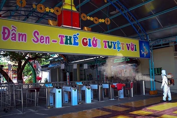 A worker fumigates Dam Sen Park in Ho Chi Minh City. The city has closed entertainment venues in efforts to curb the spread of COVID-19 (Photo: VNA)