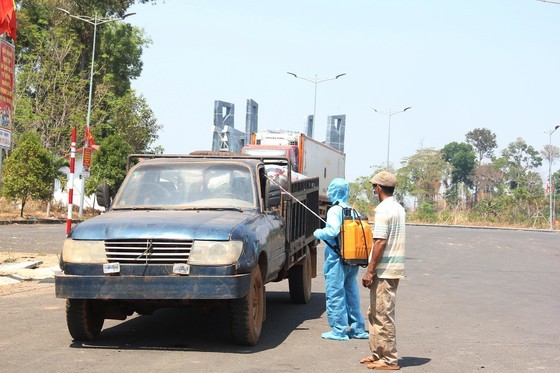 Border guard forces strive to control Covid-19  ảnh 3