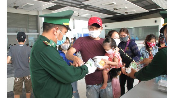Border guard forces strive to control Covid-19  ảnh 4