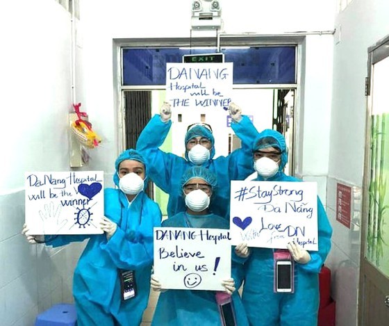 Doctors continue to combat Covid-19 at Da Nang hotspot ảnh 1