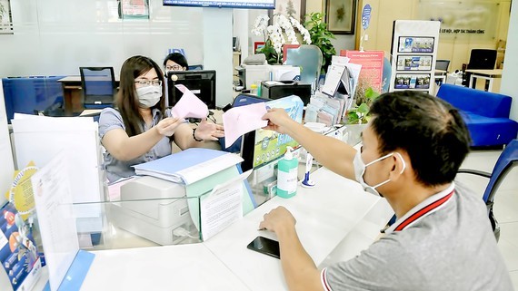 Cash transaction at BIDV (Photo: SGGP)