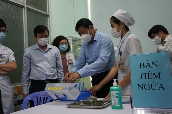 Vaccination, immigration into HCMC carefully inspected ảnh 1