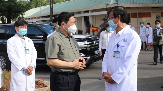 PM inspects Covid-19 prevention and control in Binh Duong ảnh 1
