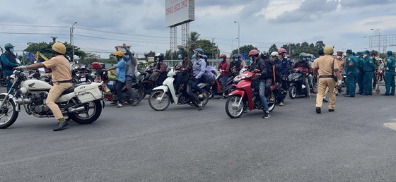 Thousand of migrant workers convinced to stay as they try to leave HCMC ảnh 8