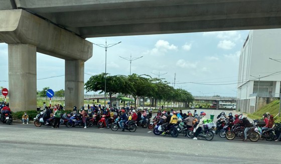 Thousand of migrant workers convinced to stay as they try to leave HCMC ảnh 5