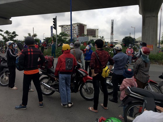 Thousand of migrant workers convinced to stay as they try to leave HCMC ảnh 6