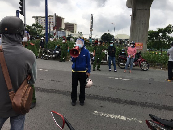 Thousand of migrant workers convinced to stay as they try to leave HCMC ảnh 7