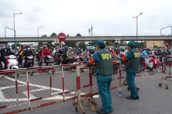 Thousand of migrant workers convinced to stay as they try to leave HCMC ảnh 2