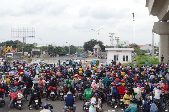 Thousand of migrant workers convinced to stay as they try to leave HCMC ảnh 1