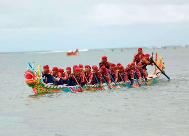 Tu Linh boat racing festival in Ly Son features national ritual, culture ảnh 3