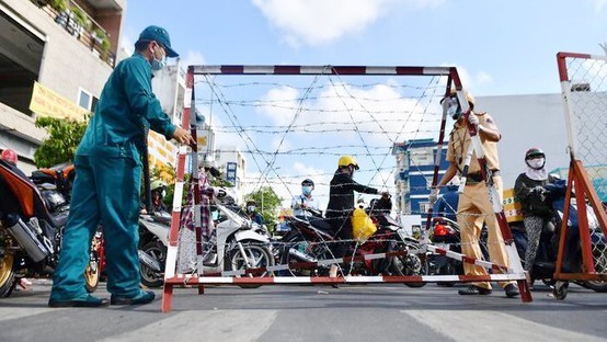 HCMC removes inner city checkpoints, not require travel passes ảnh 1
