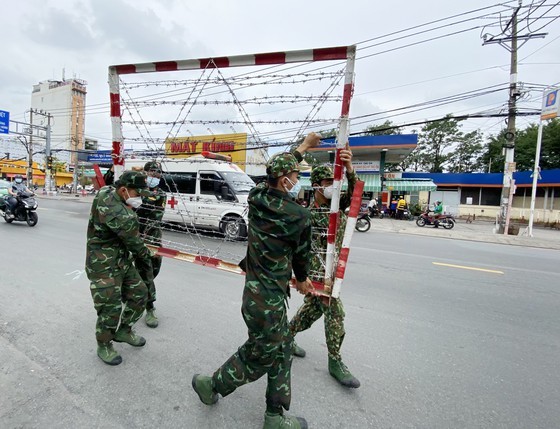 HCMC removes inner city checkpoints, not require travel passes ảnh 3