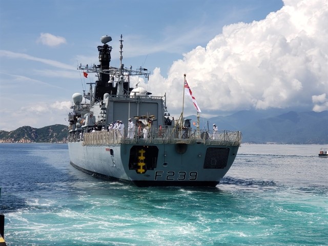 British navy warship docks at Cam Ranh Port, begins visit to Vietnam ảnh 1