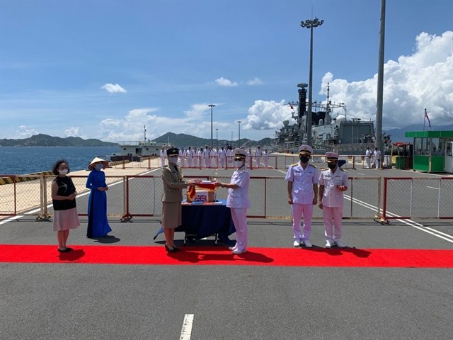 British navy warship docks at Cam Ranh Port, begins visit to Vietnam ảnh 2