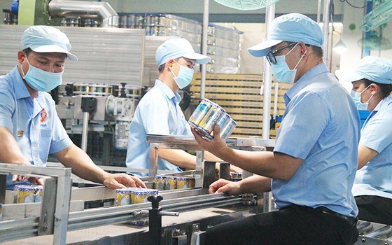 PM issues directive on restoration of industrial production ảnh 1