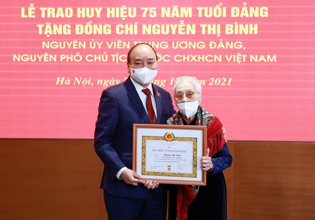Former vice president honoured with 75-year Party membership badge ảnh 1
